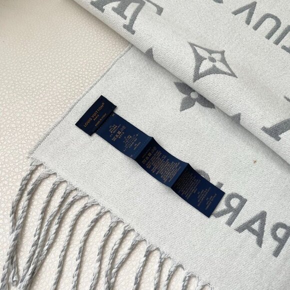 Louis Vuitton Monogram Grey Scarf - Picture 5 of 6